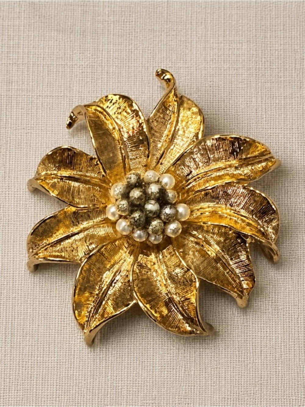 Vintage Avon Goldtone Poinsettia Faux Pearls Pin Brooch **NEW/FLAWED** #619